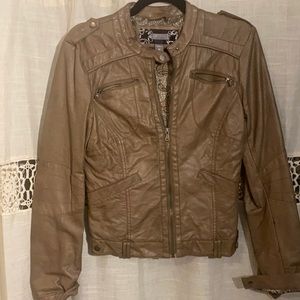 Daytrip tan/taupe pleather jacket size medium from buckle